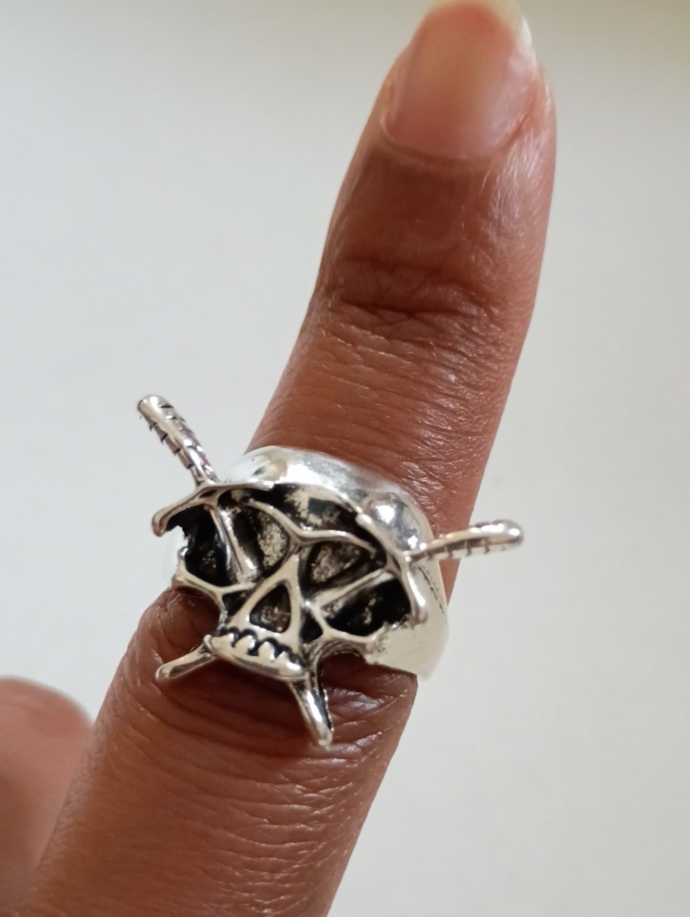 Silver Tone Skull Crossbones Ring Pirate Gothic Statement Band Men’s Size 8